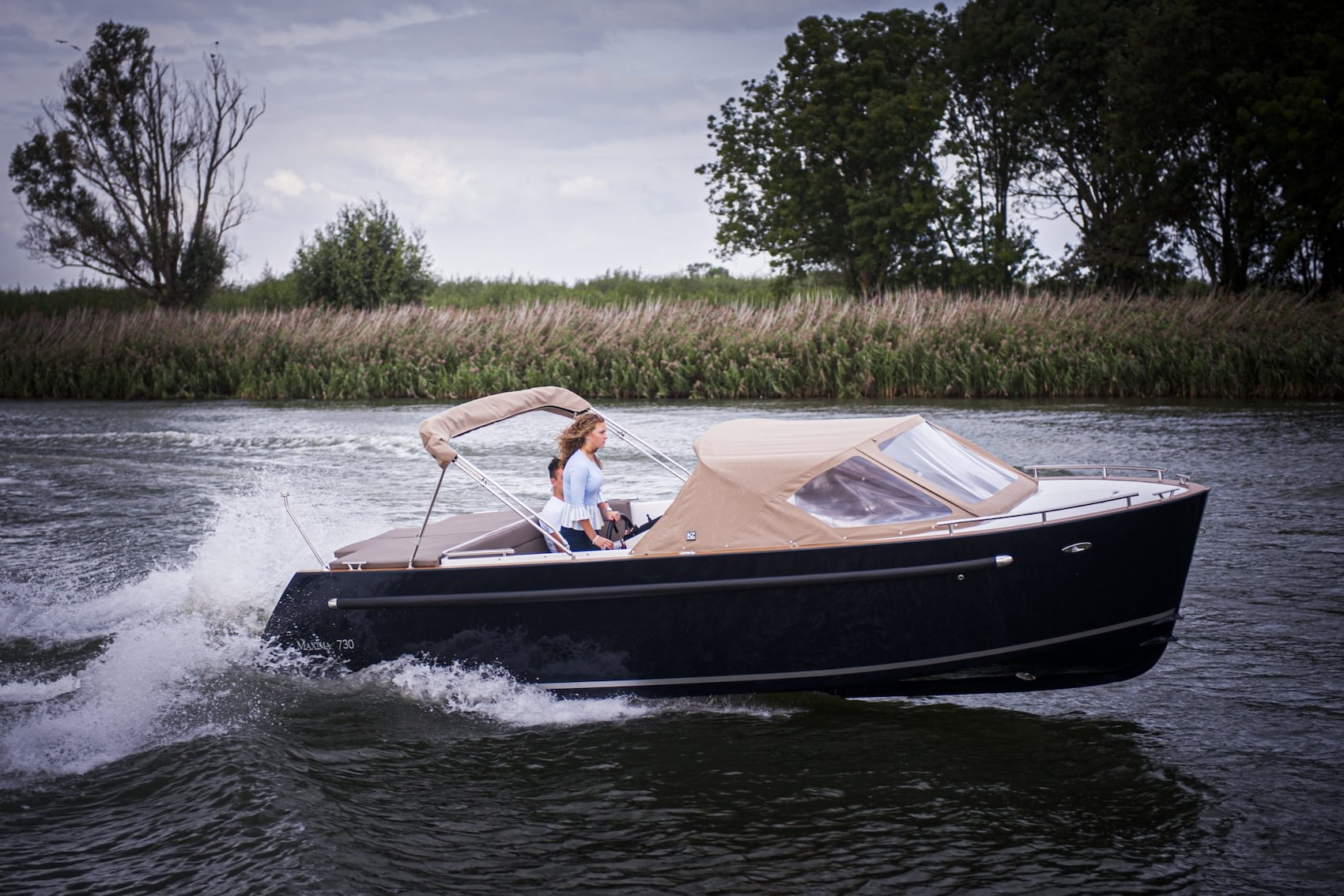 Maxima 730 varend op het water