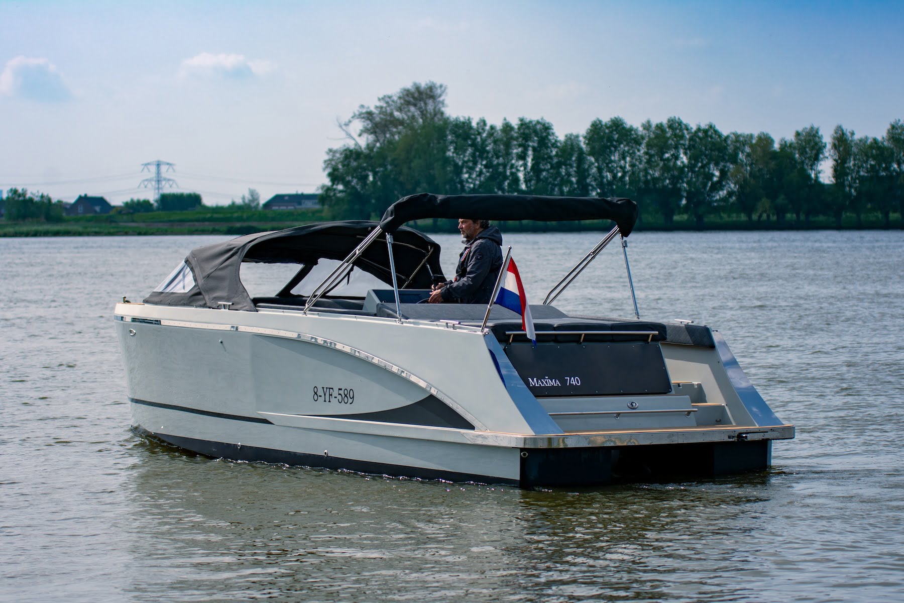Maxima 740 op het water