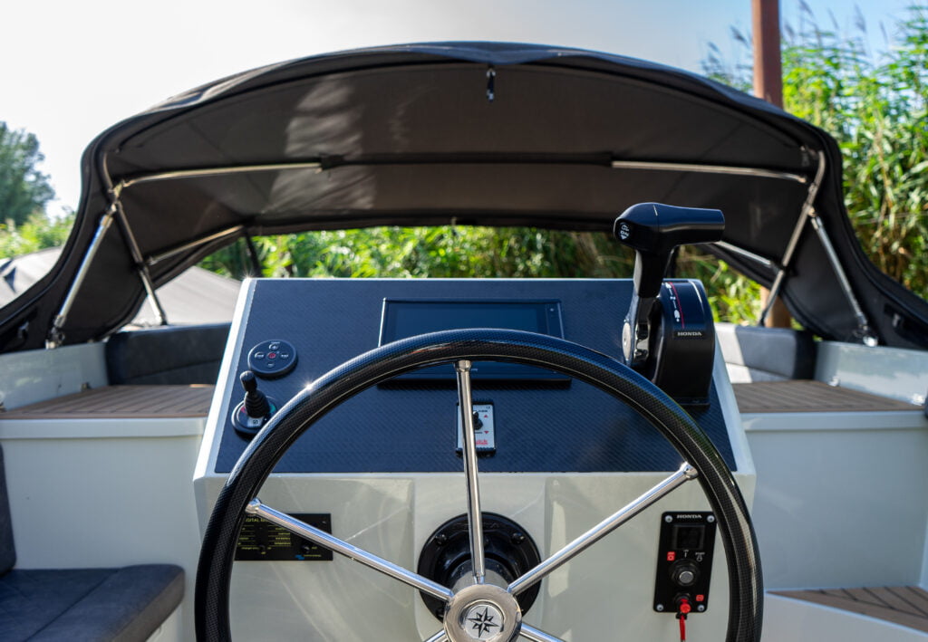 Maxima 740 tender sloep stuurconsole en stuur van carbon met gashendel en navigatiescherm en buiskap