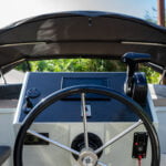 Maxima 740 tender sloep stuurconsole en stuur van carbon met gashendel en navigatiescherm en buiskap