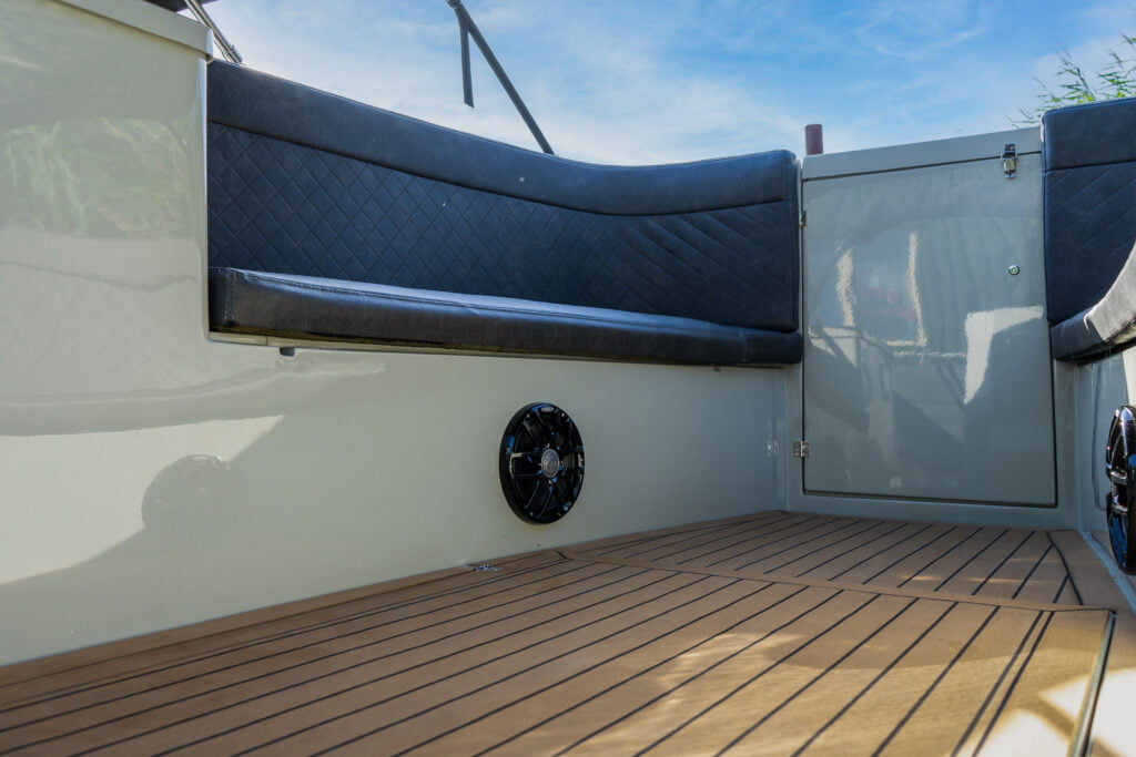 Maxima 740 tender sloep teak vloer, speaker en comfortabele zitbank met rugleuning