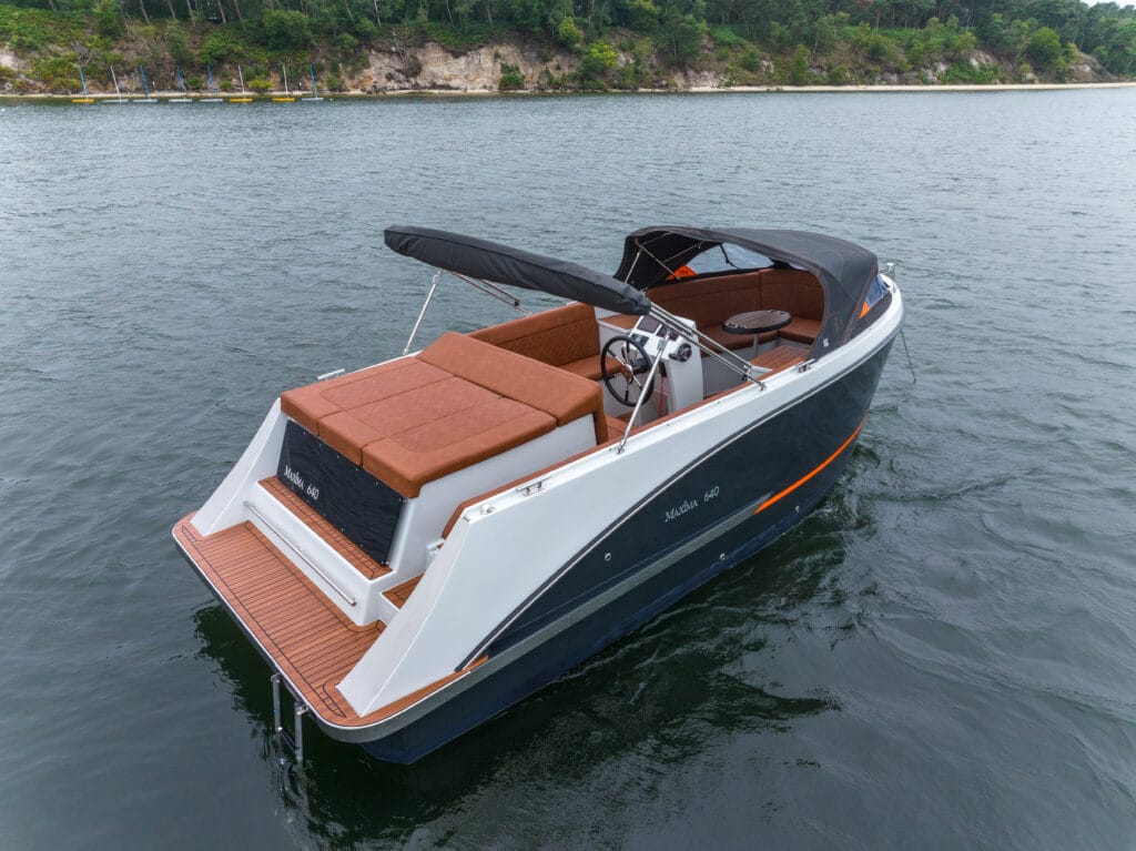 Maxima 640 Tender met Bimini top