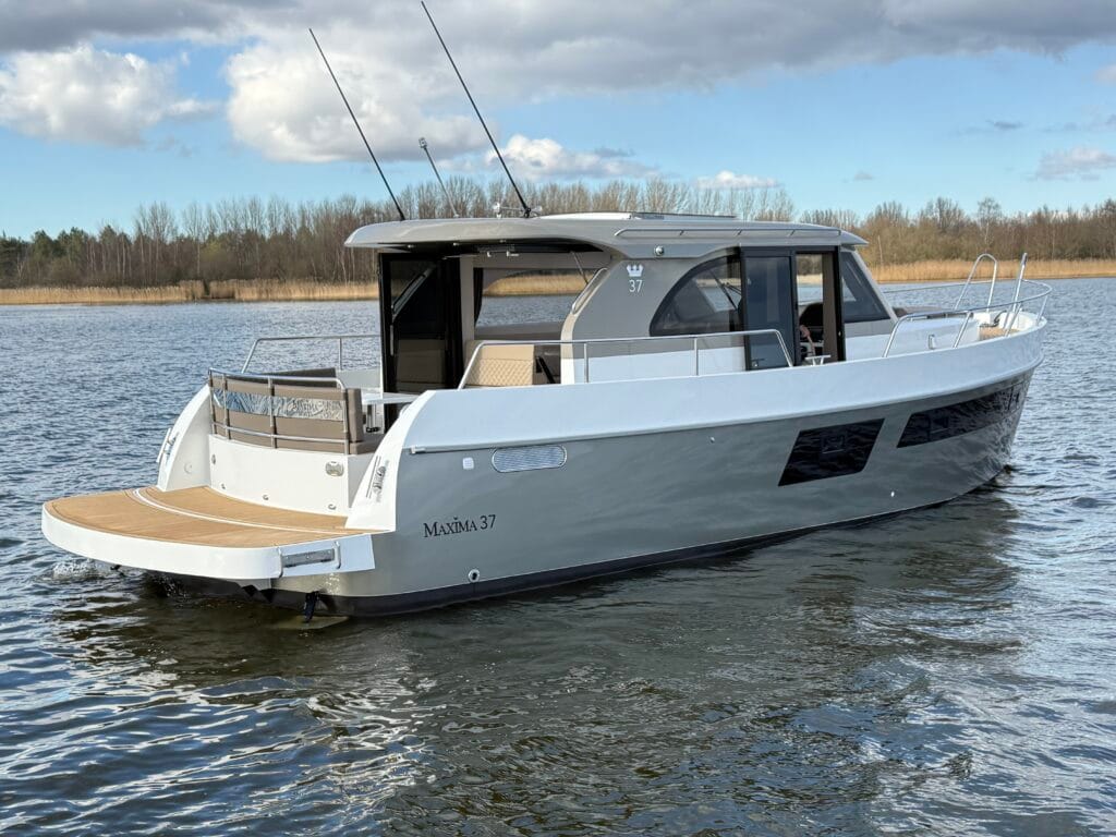 Maxima 37 cabin