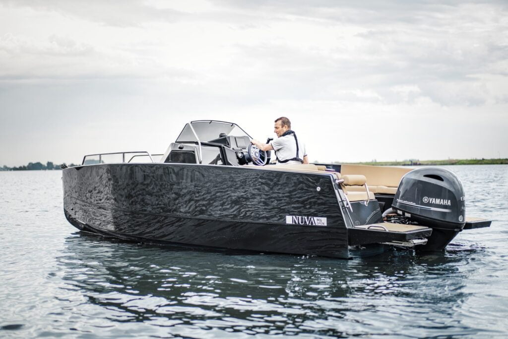 Nuva M6 Open op het water
