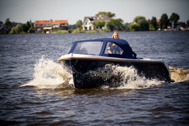 Oud Huijzer 616 Tender op het water