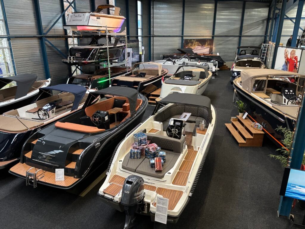 Showroom vol met sloepen en tenders om de perfecte keuze te maken