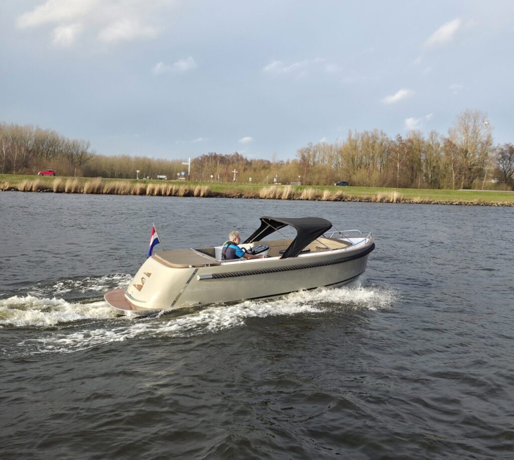 Maxima 620 Retro op het water