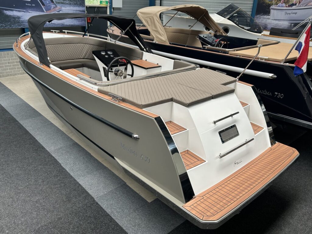 Deze Maxima 630 Tender showroom