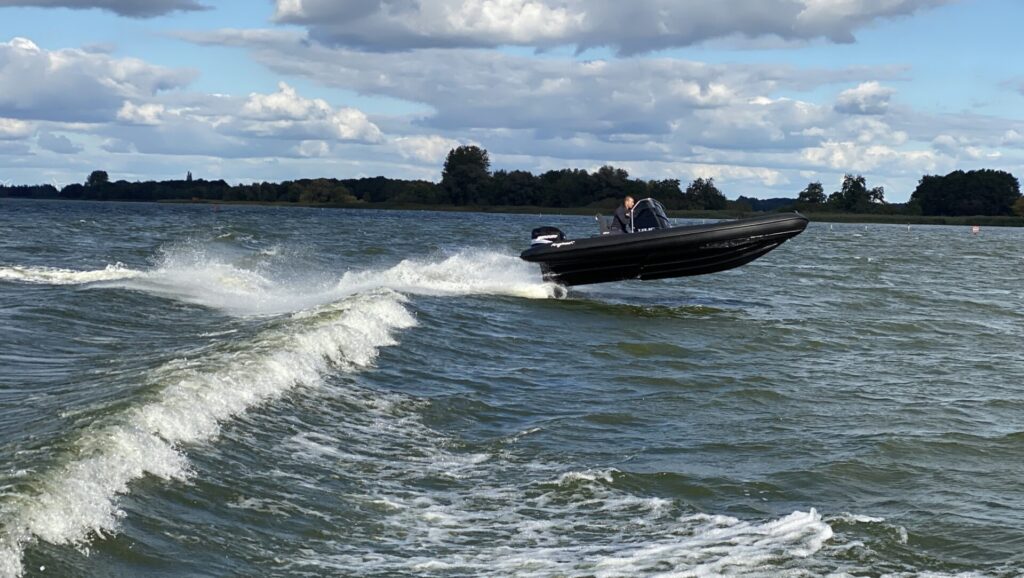 Roughneck 636 rib hypalon in de lucht