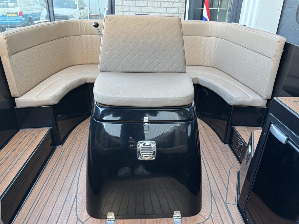 Lifestyle 600 Tender zit op motorkap