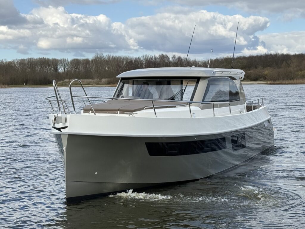 Maxima 37 Cruiser varend