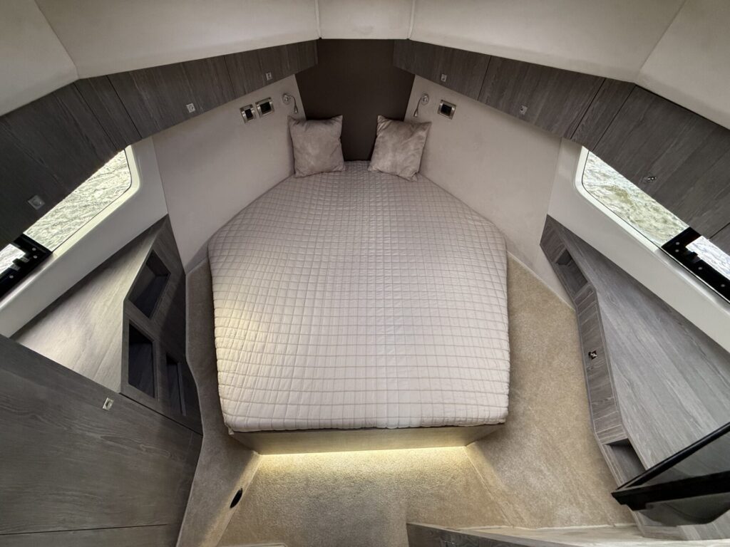 Maxima 37 Cruiser varend master bedroom