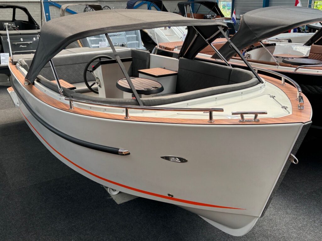 Maxima 630 Tender showroom