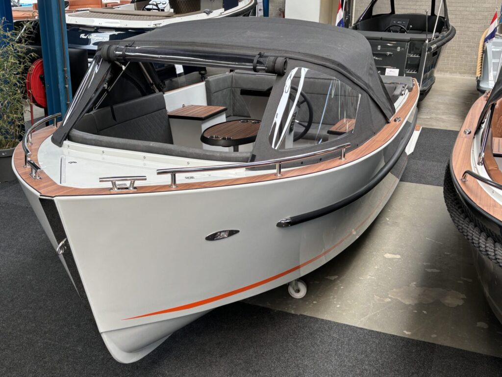 Maxima 630 Tender showroom
