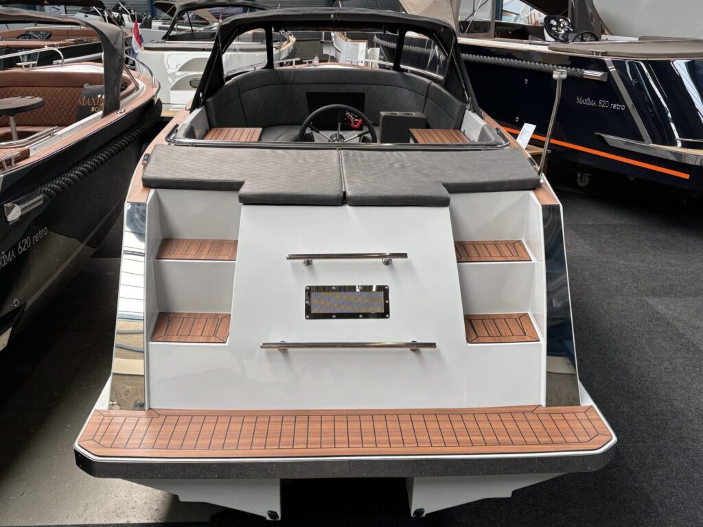 Maxima 630 Tender showroom