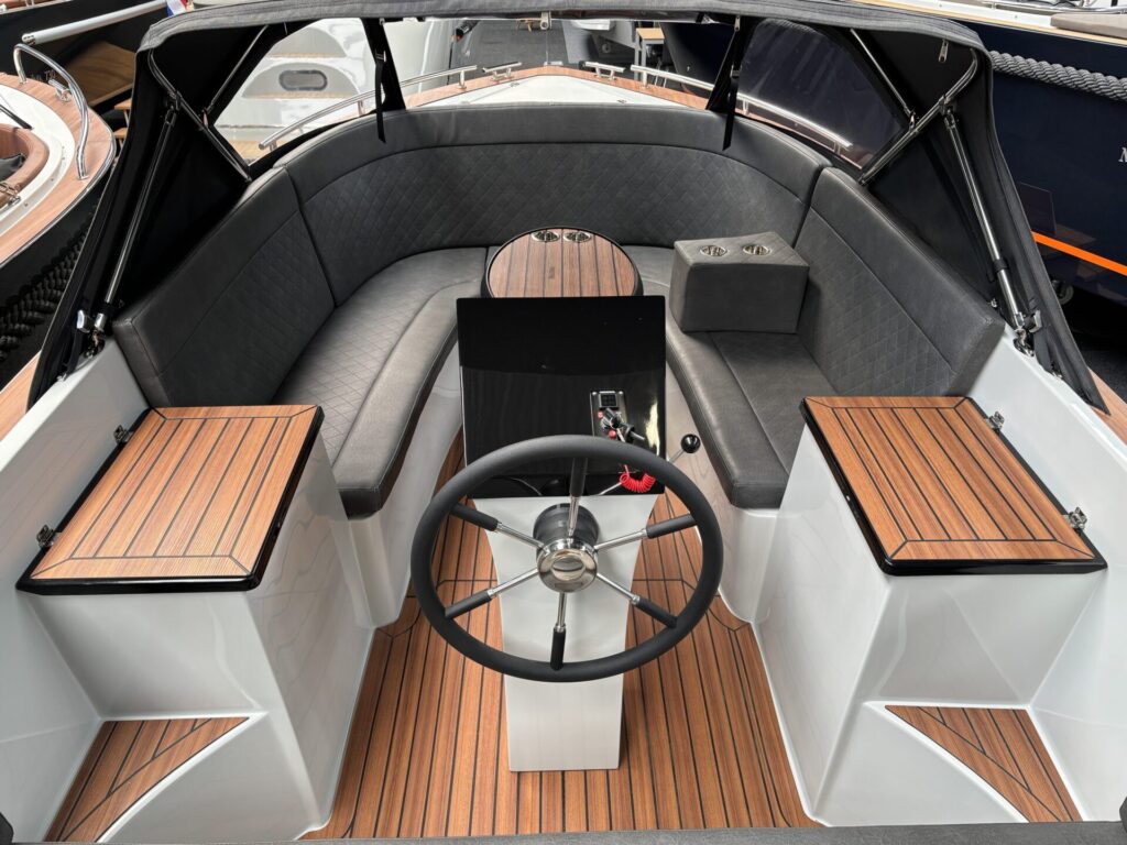 Maxima 630 Tender showroom indeling