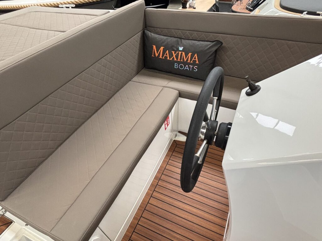 Maxima 640 Tender stuur zit
