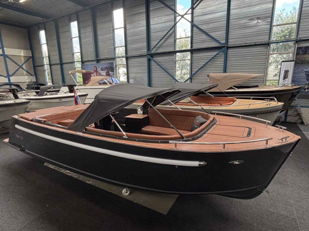 Maxima 730 Tender showroom