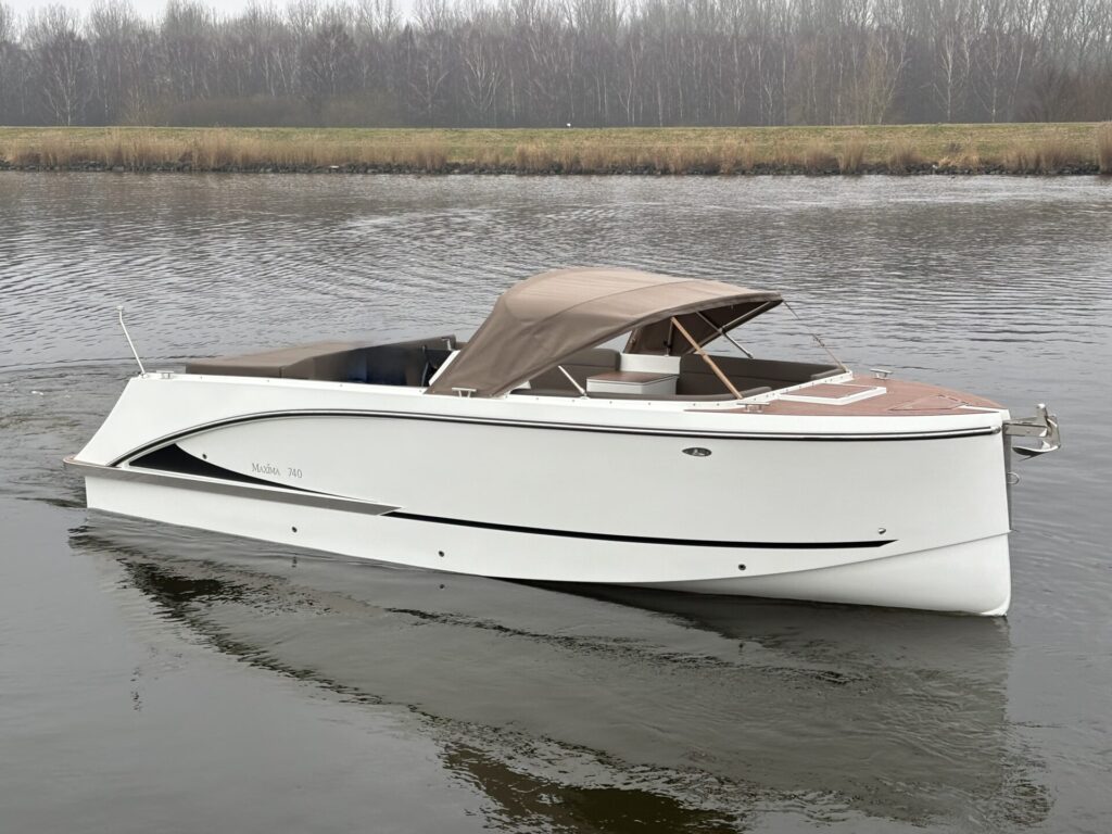 Maxima 740 in het water