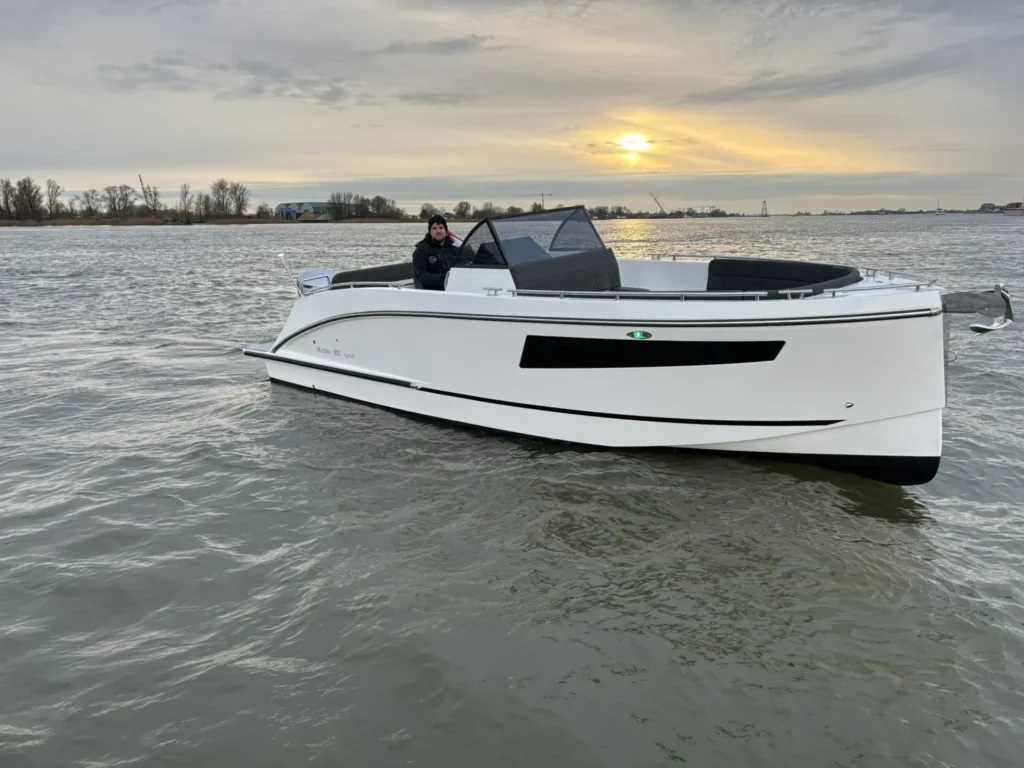 Maxima 800 sport op het water