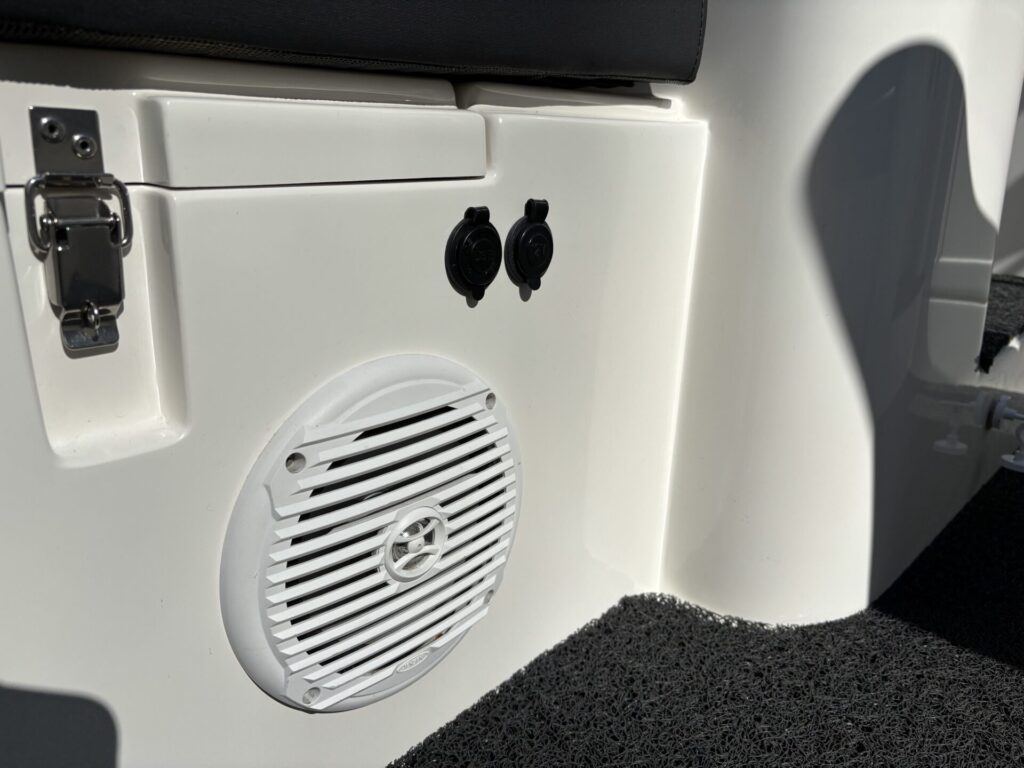 Oud Huijzer 630 Cabin marine speaker en USB aansluiting